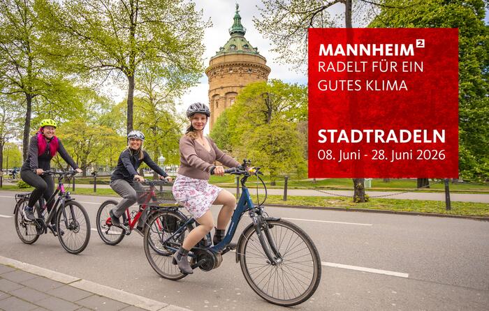 Drei Radfahrerinnen auf Radweg am Wasserturm