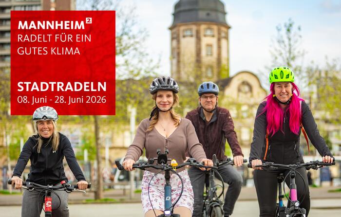 Vier Radfahrende auf altem Messplatz