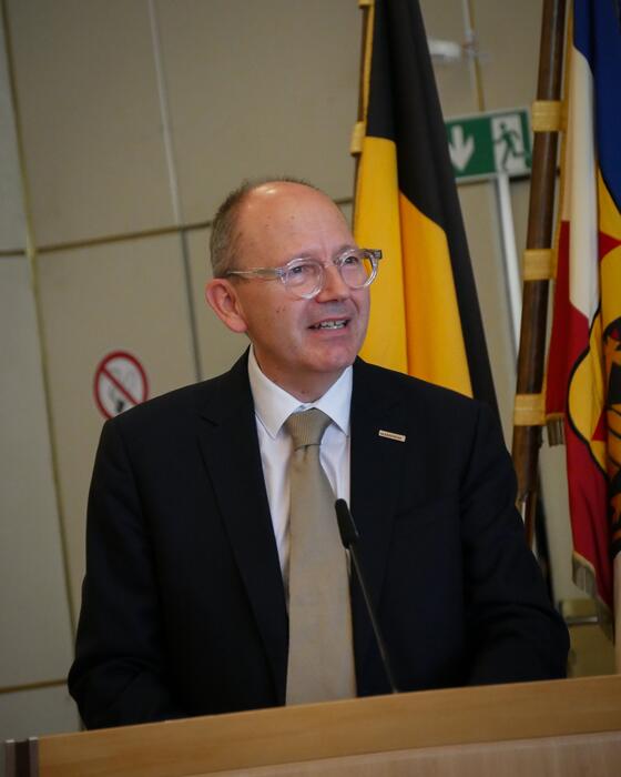 Oberbürgermeister Christian Specht bei der Verleihung der Rettungsmedaille an Muhammad Afzal