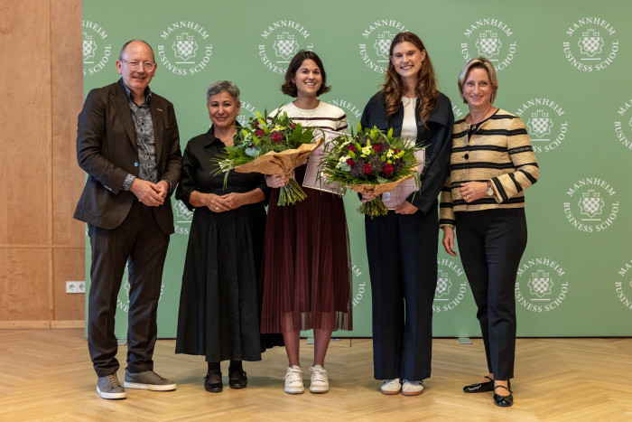 Oberbürgermeister Christian Specht, Zahra Deilami, Gleichstellungsbeauftragte der Stadt Mannheim, die Preisträgerinnen Dr. Leah Zimmerer und Dr. Victoria Meil sowie Dr. Nicole Hoffmeister-Kraut, Ministerin für Wirtschaft, Handwerk und Tourismus des Landes Baden-Württemberg (v.l.n.r.)