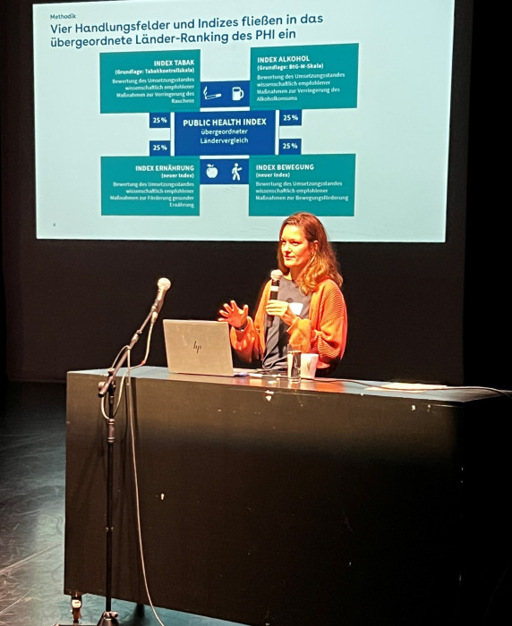 Zehn Jahre Kommunale Gesundheitskonferenz: Gemeinsam Gesundheit vor Ort gestalten - Referentin Dr. Sophie Rabe vom AOK-Bundesverband