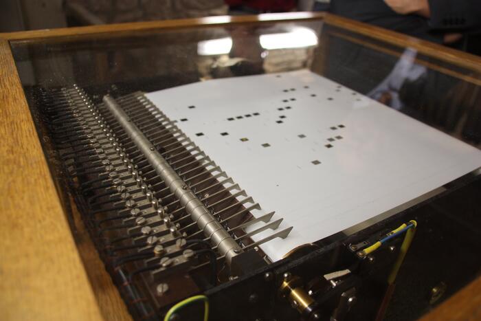 Die elektromechanische Steuerung des Glockenspiels